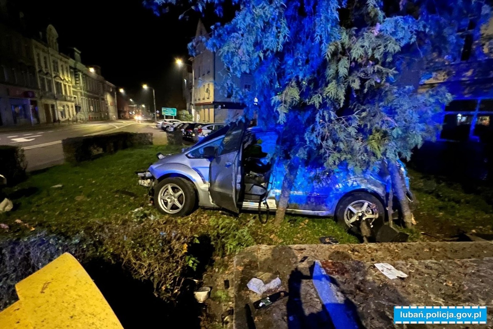 Kierowca forda uderzył w obelisk na placu. Policjanci musieli wezwać strażaków i karetkę