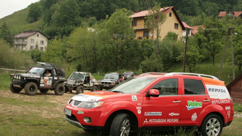 Mitsubishi Outlander - Doskonały z niego kibic!