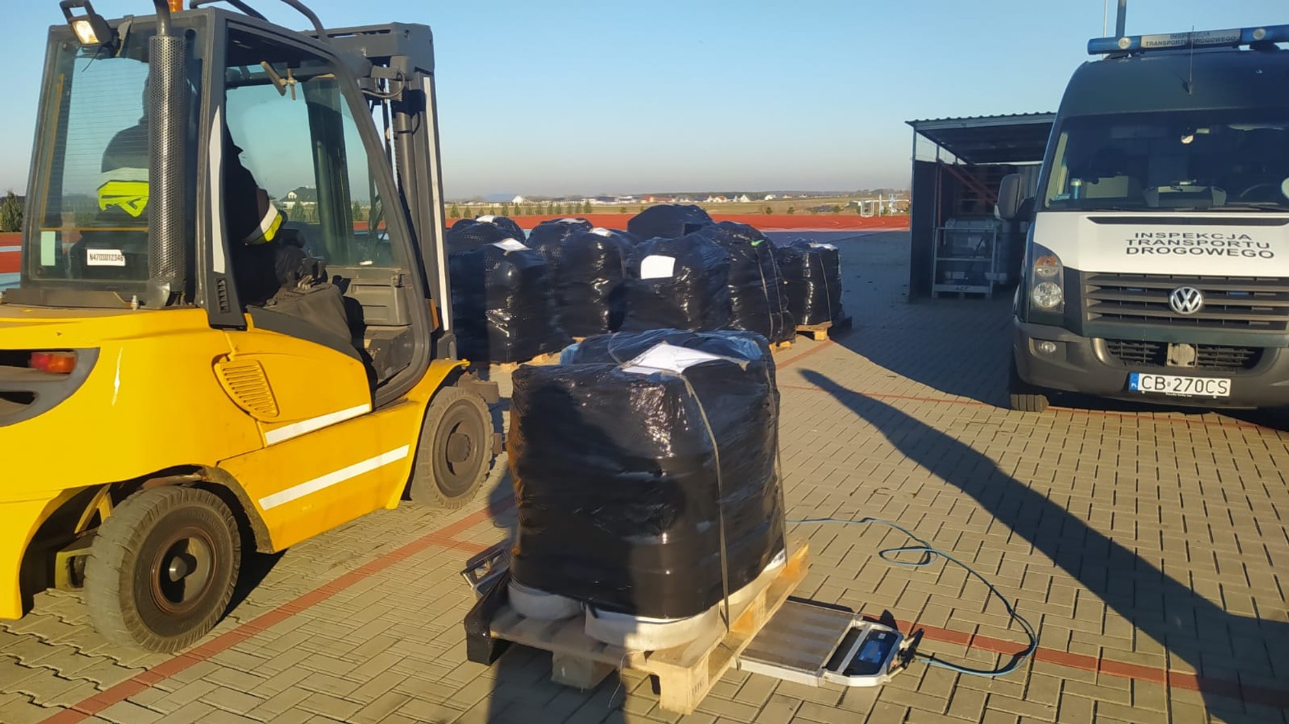 Pakowanie darów dla mieszkańców Ukrainy.