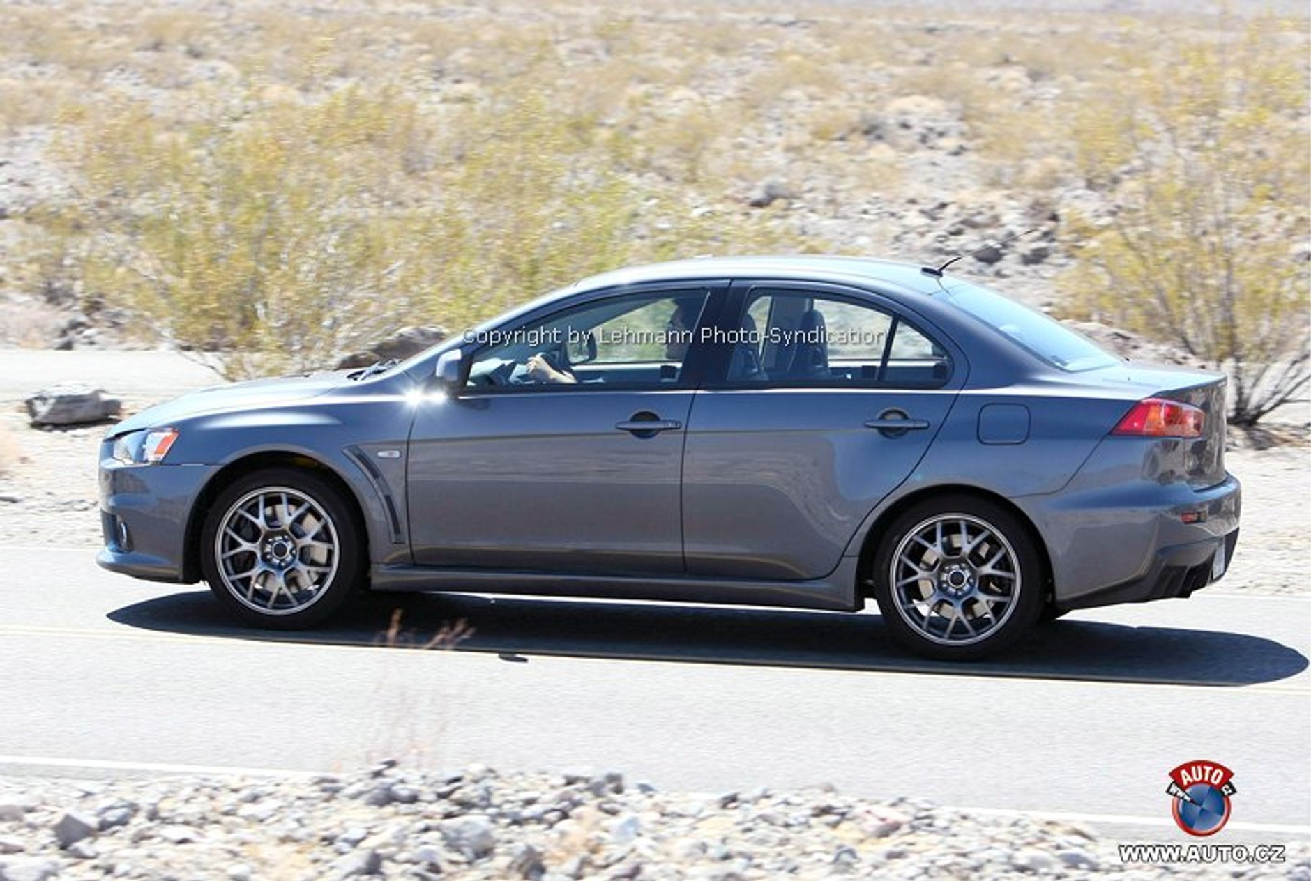 Zdjęcia szpiegowskie: Mitsubishi Lancer EVO X (pierwsze fotografie seryjnego auta)