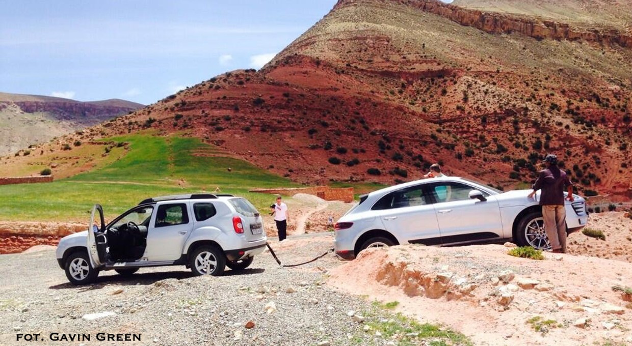 Duster ratuje Macana