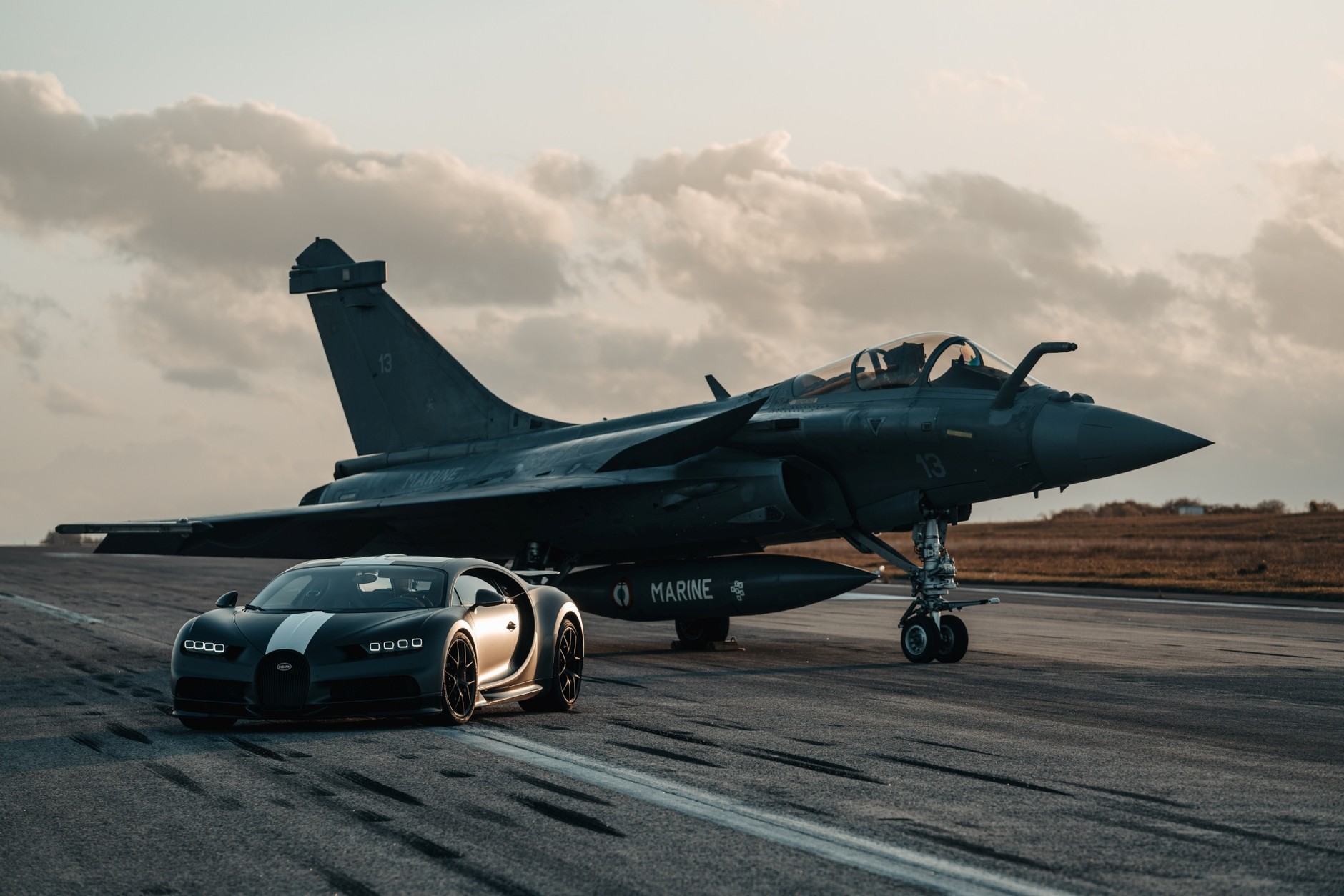 Bugatti Chiron Sport kontra myśliwiec Dassault Rafale Marine