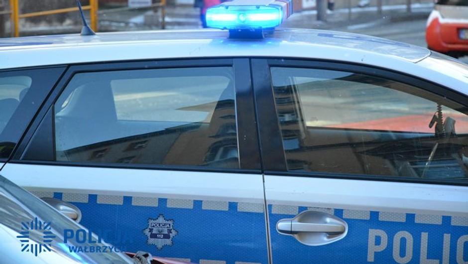 Obraz pochodzący z serwisu https://walbrzych.policja.gov.pl/dba/aktualnosci/bieza/119549,Zatrzymany-kierowca-mial-dwa-sadowe-zakazy-prowadzenia-pojazdow-i-byl-poszukiwan.html
