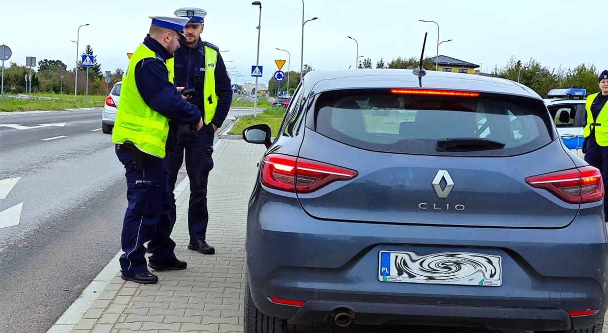 Policjanci sprawdzają bagażniki. Szukają przedmiotów wożonych na Wszystkich Świętych