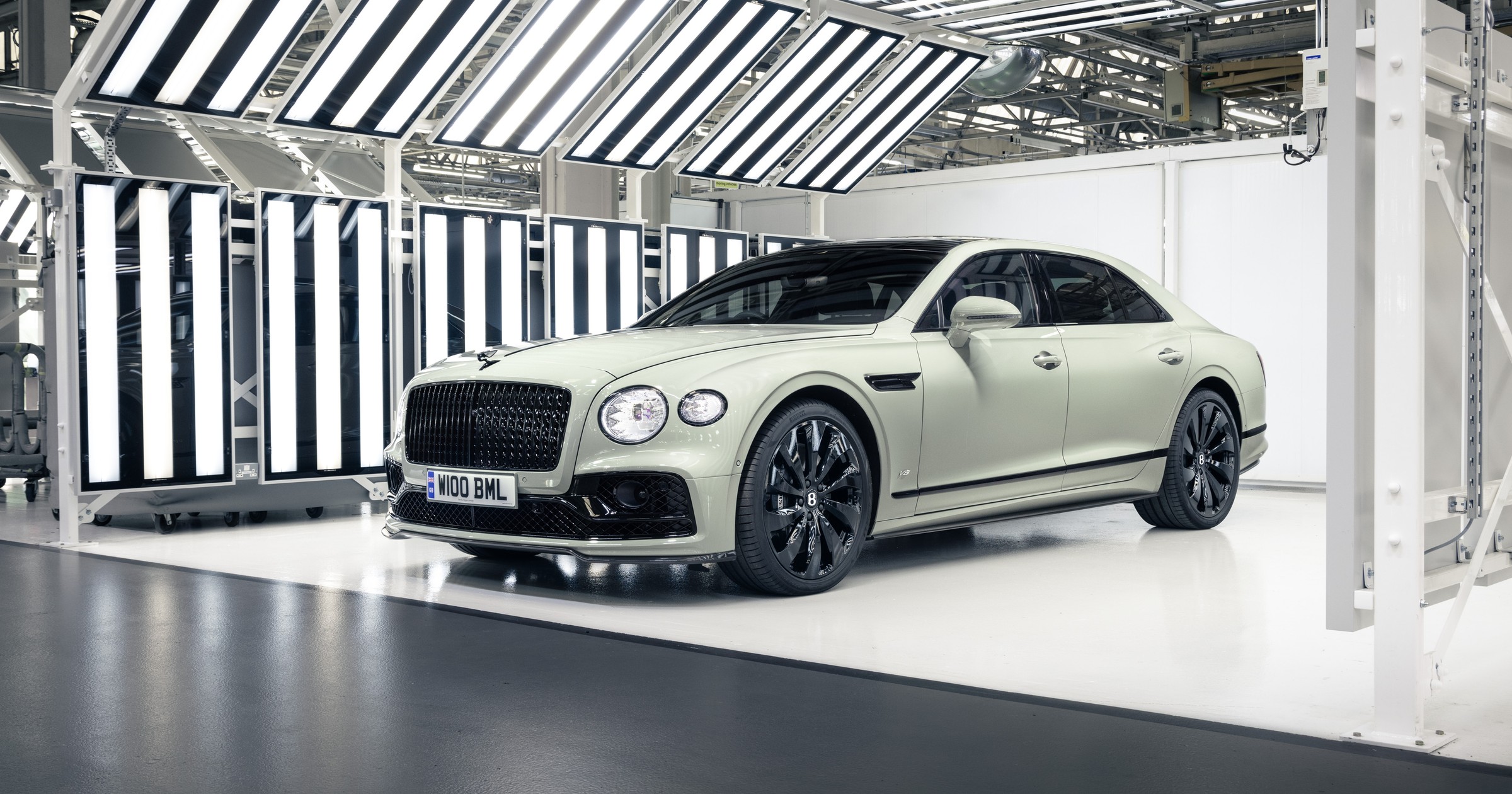 Bentley Flying Spur V8 w historycznym kolorze Sage Green