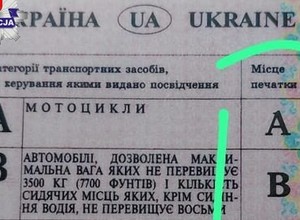 Ukraiński kierowca był pomysłowy, ale nie oszukał policji. Nie zadbał o jeden szczegół