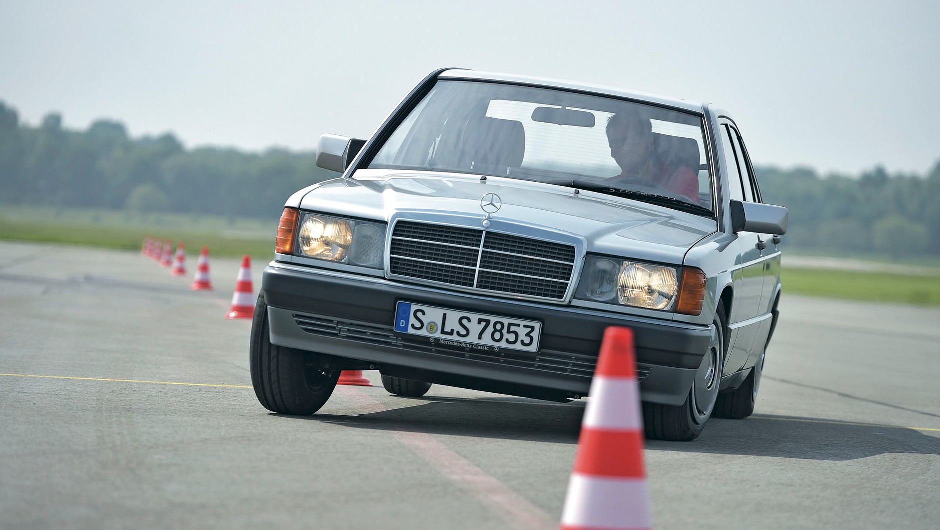 Sześciocylindrowy silnik zmienia charakter małego Mercedesa – z kompaktowej limuzyny staje się on czterodrzwiowym gran turismo. Niewielkie rozmiary i wrażenie skromności pozostały bez zmian.