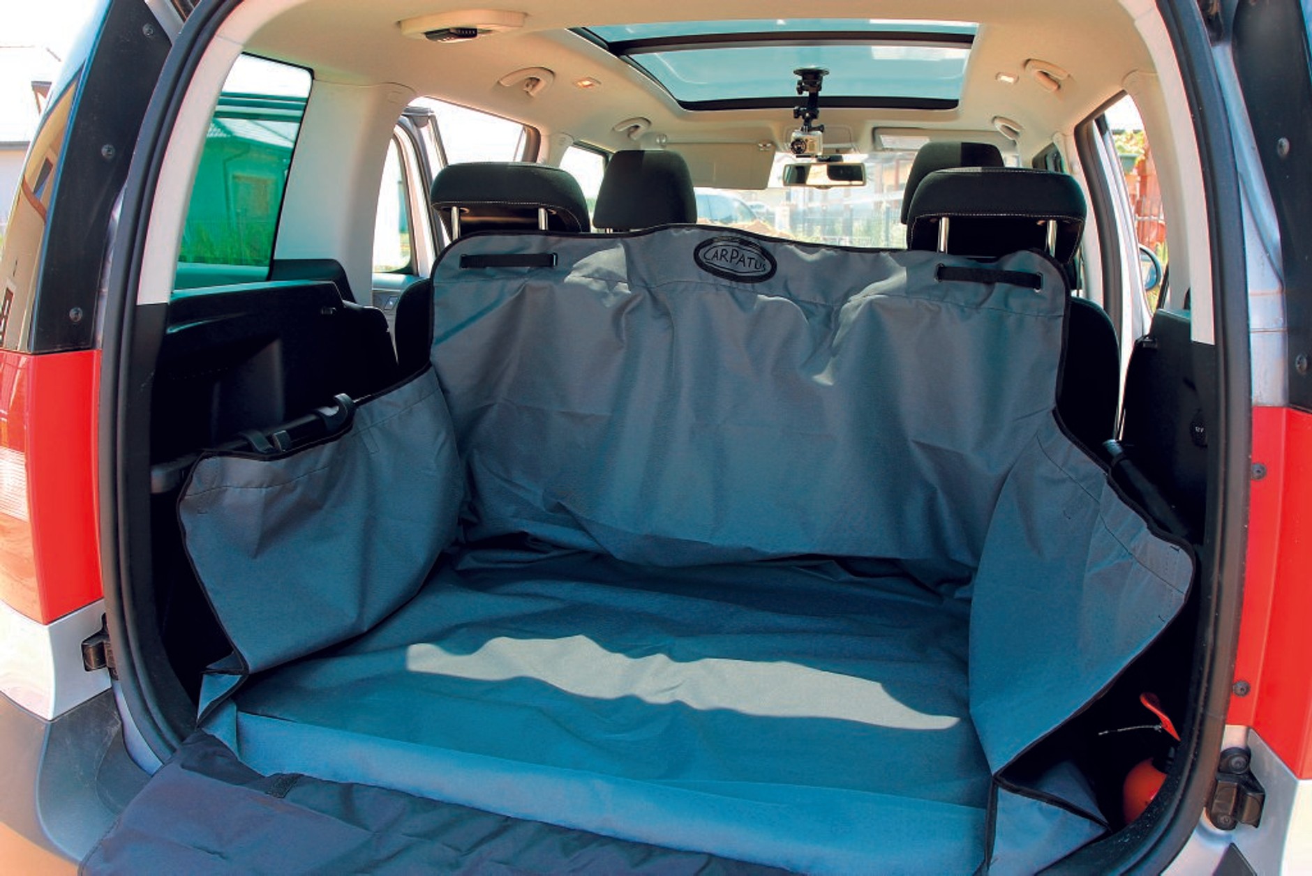 Pies w samochodzie – jak go bezpiecznie przewieźć?