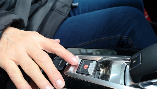 Co się stanie, jeśli w czasie jazdy użyjesz elektrycznego hamulca ręcznego? To powinien wiedzieć nawet pasażer