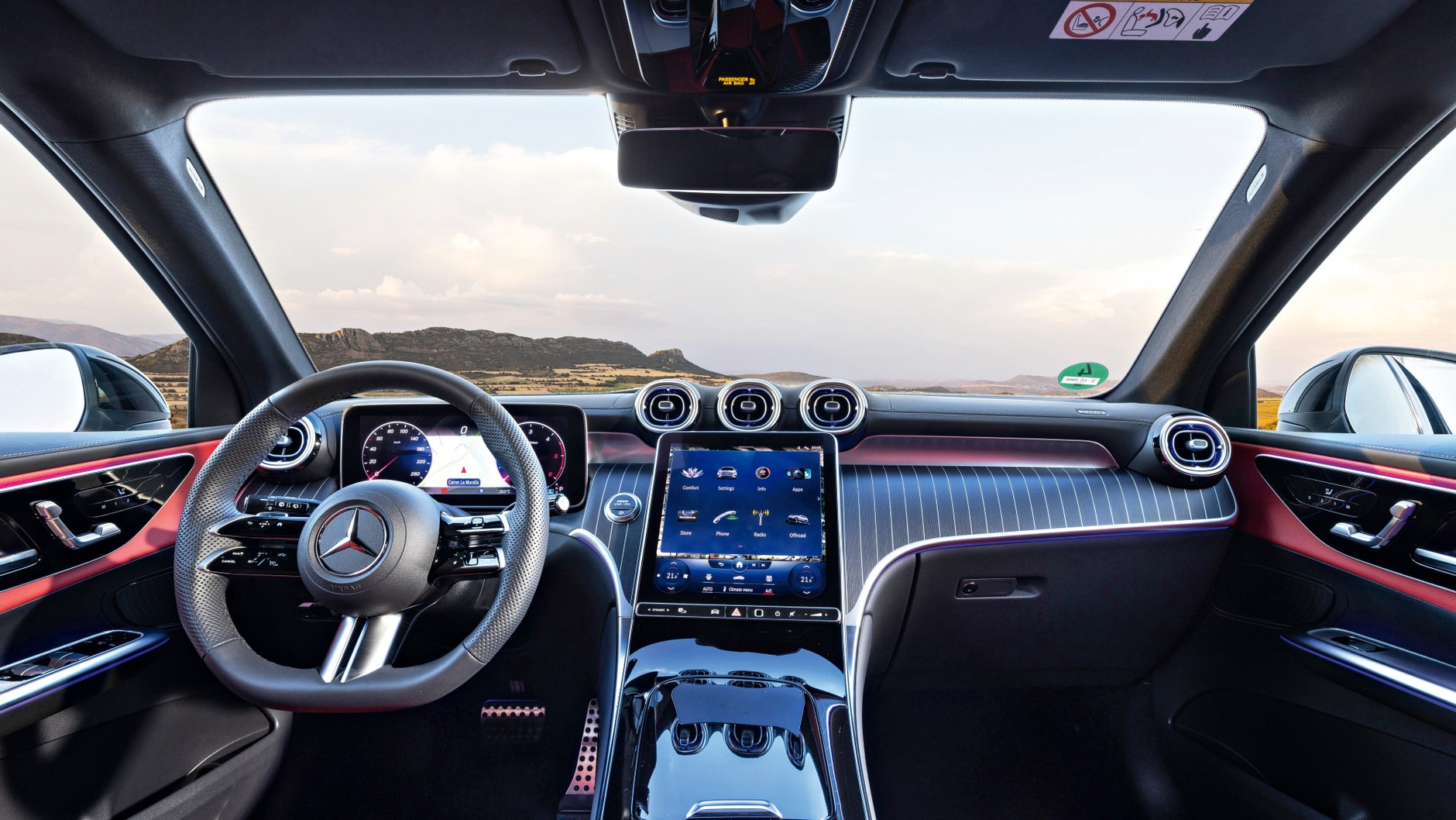 W kokpicie Mercedesa GLC panuje atmosfera technicznego przepychu