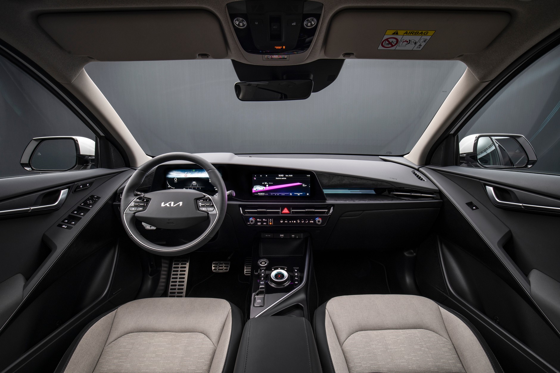 Kia Niro II może mieć dwa 10,25-calowe ekrany.
