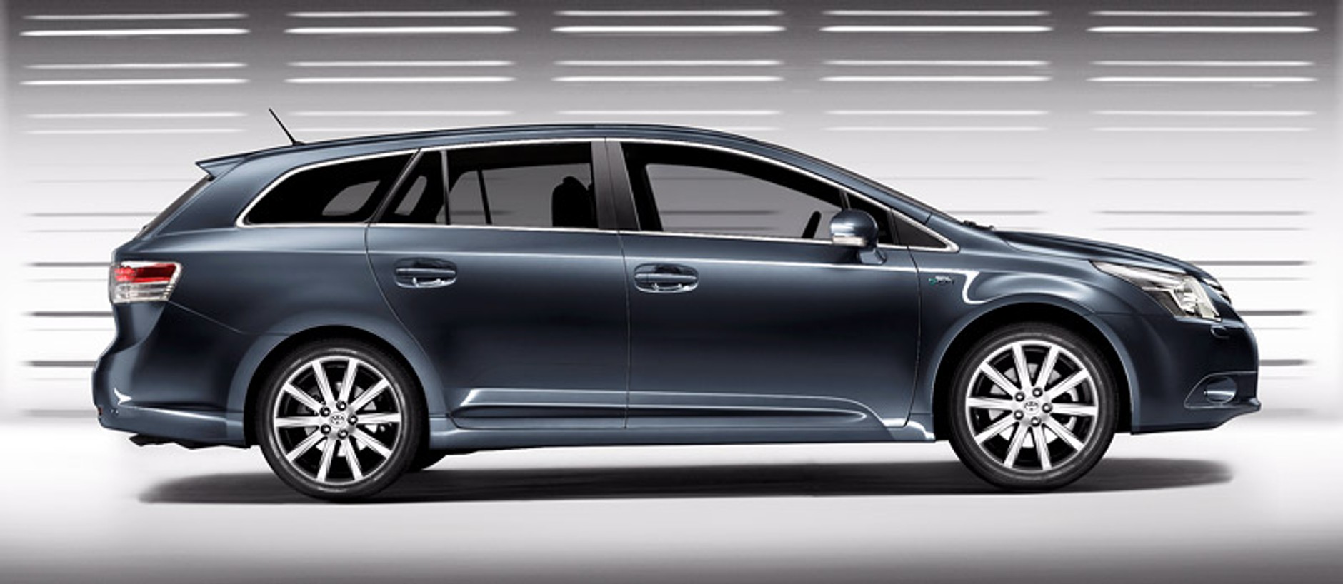 Paryż 2008: Toyota Avensis - nowe zdjęcia sedana i kombi