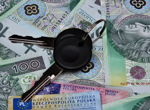 Kupiłeś samochód? Zobacz ile wydasz już na samym początku