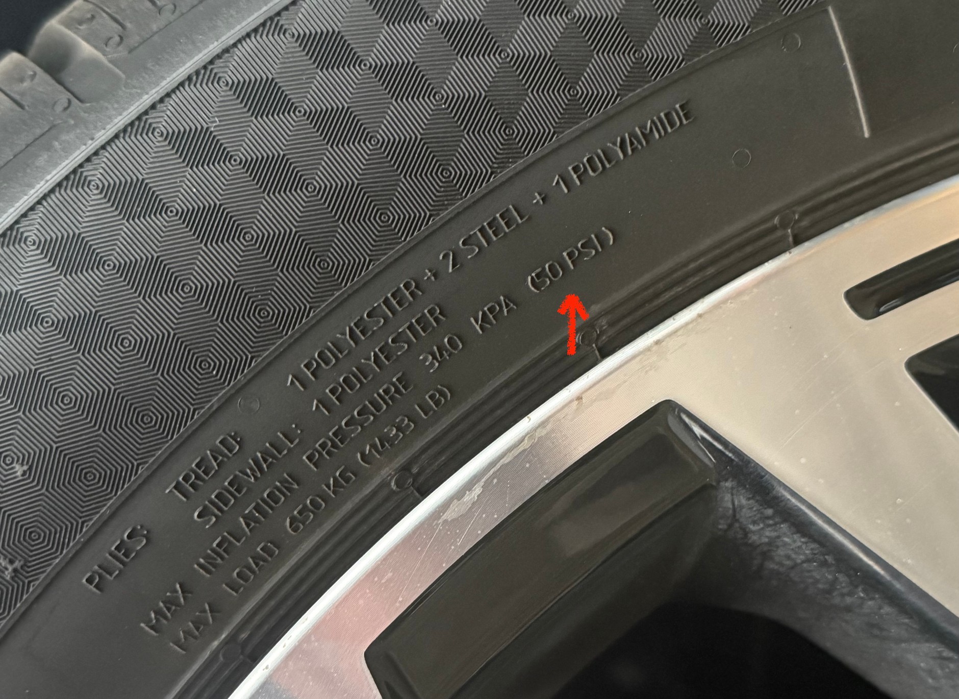 Maksymalne ciśnienie, jakie znosi opona, jest zawsze dużo wyższe niż optymalne dla danego auta. W tym przypadku maksymalne ciśnienie w oponie wynosi 50 PSI (ok. 3,45 bar), podczas gdy optymalne ciśnienie dla tego auta to 2,1 bar