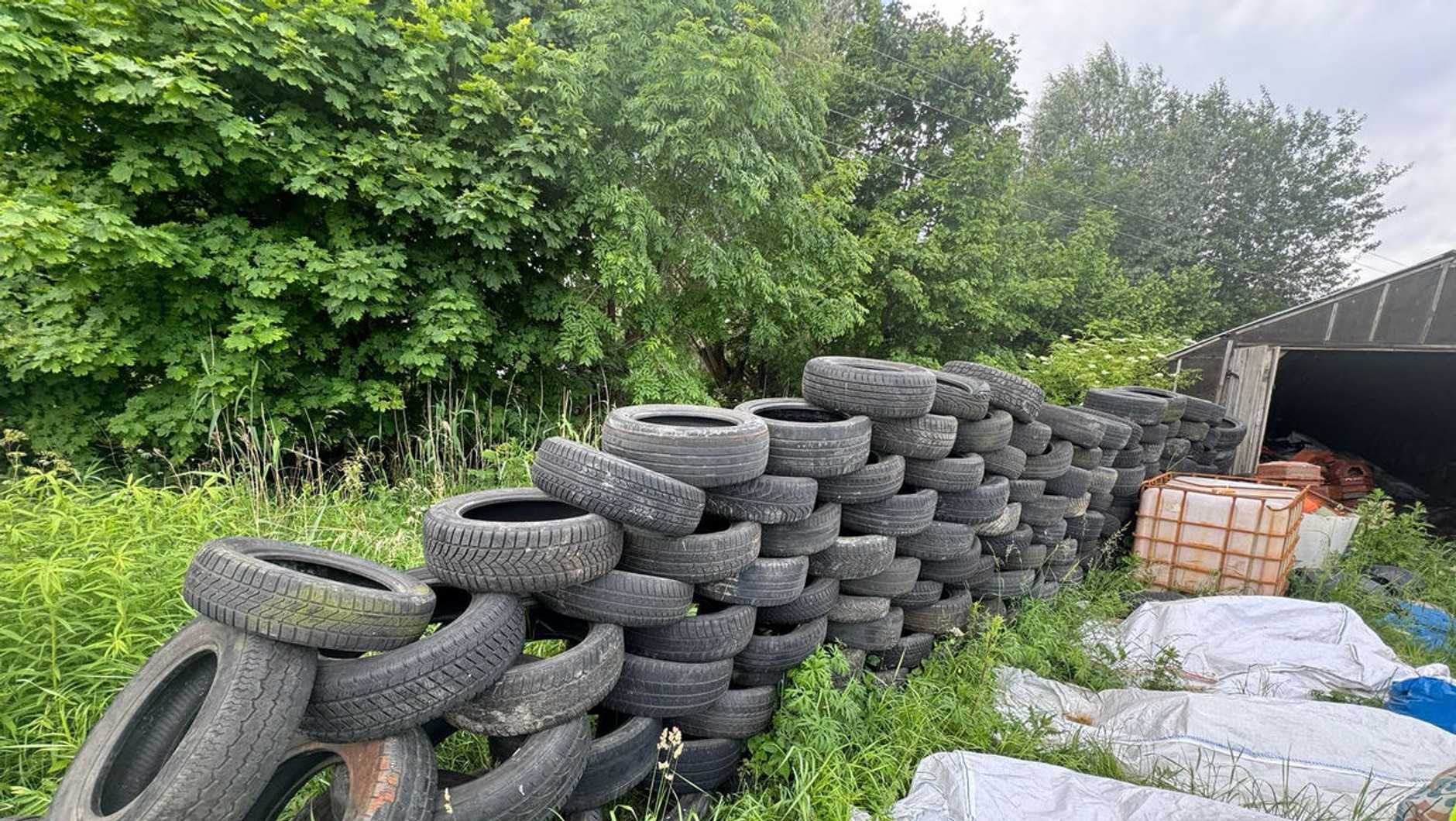 TIR z niebezpiecznymi substancjami