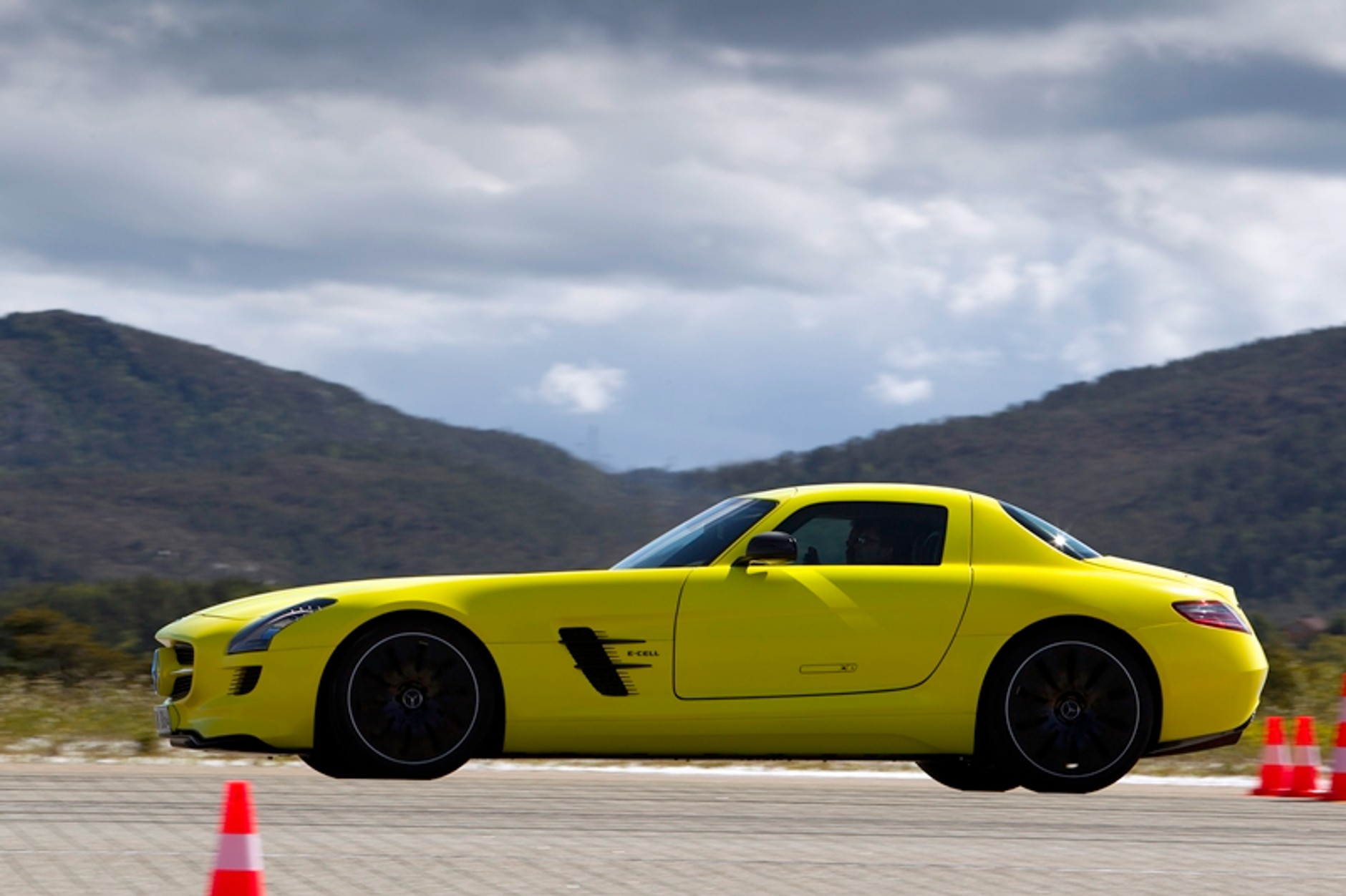 Mercedes SLS AMG E-Cell – z e-pięknem trzeba obcować