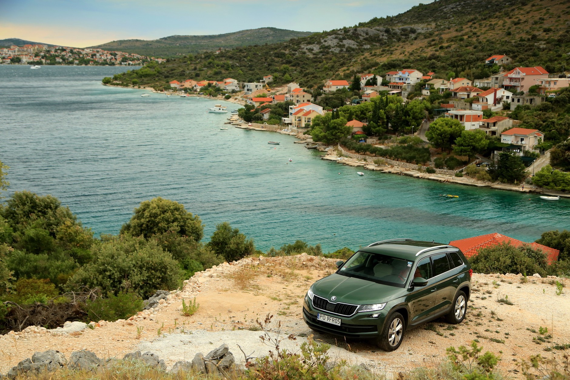 Zatoka w okolicach Rogoznicy na riwierze Szybenik w północnej Dalmacji. Nasz Kodiaq dobrze tu uzupełniał paletę odcieni zielonego