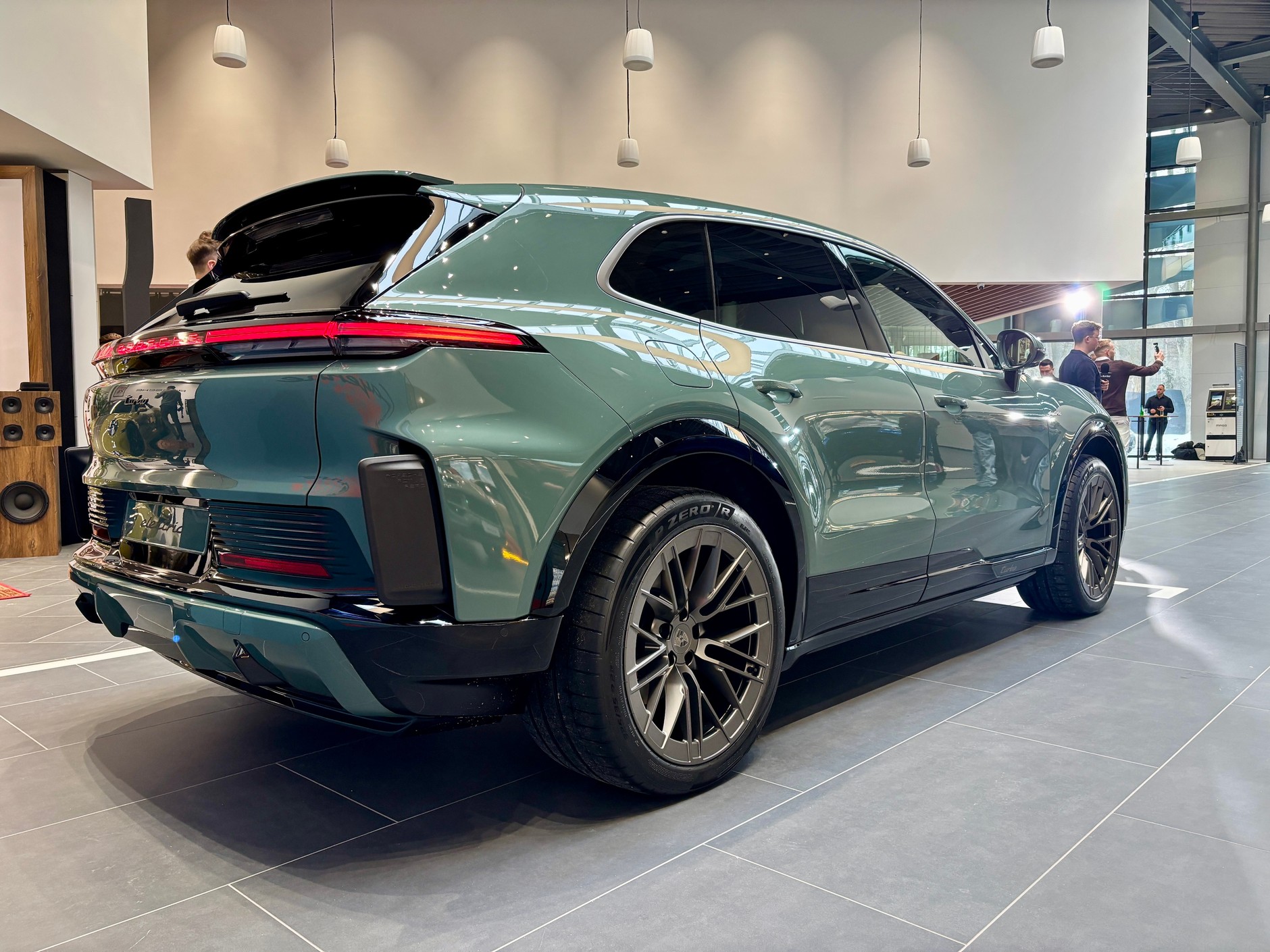 Premiera Cayenne Electric w Porsche Centrum Warszawa Wawer