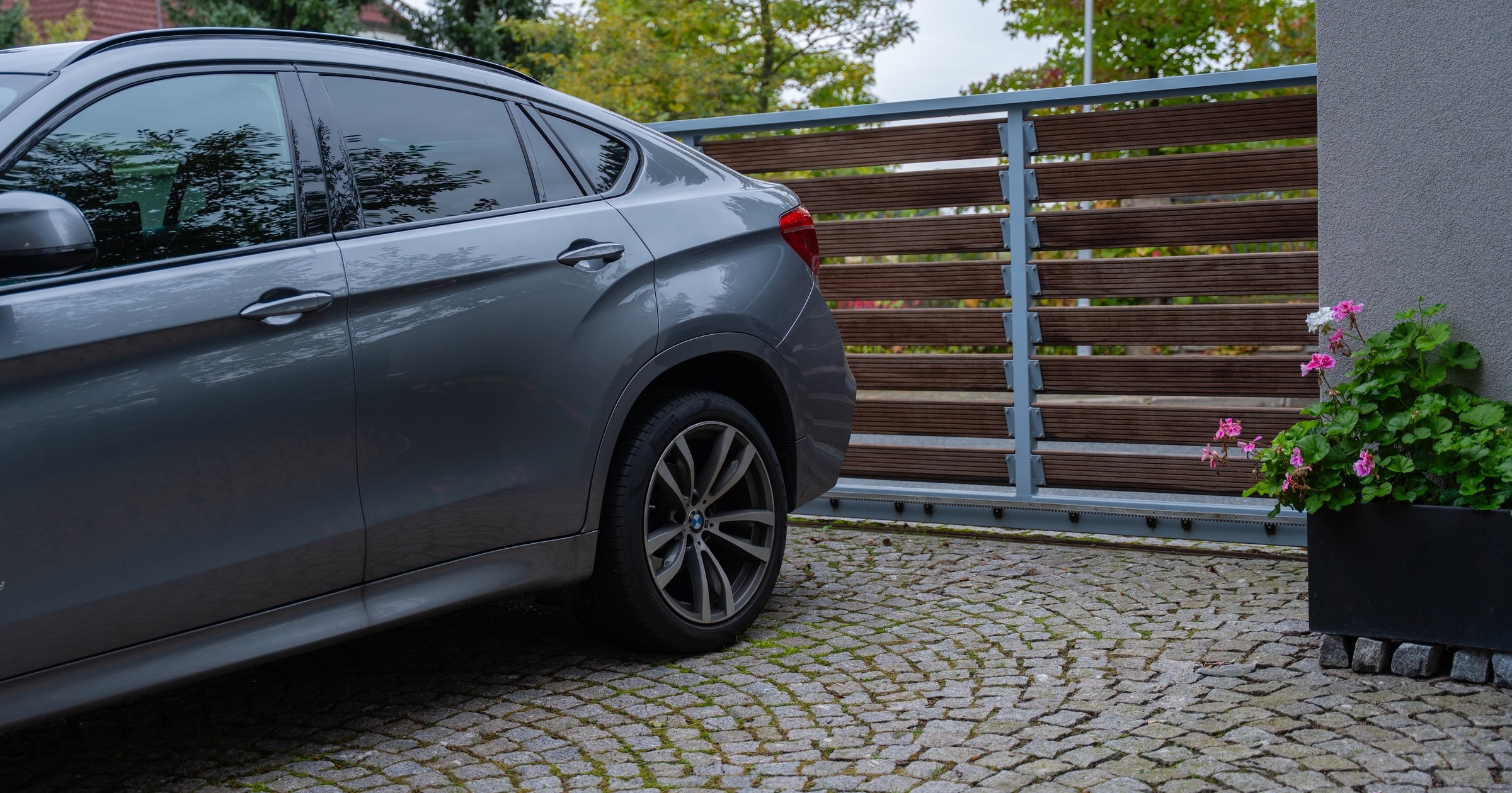 BMW zaparkowane przed domem - zdj. ilustracyjne