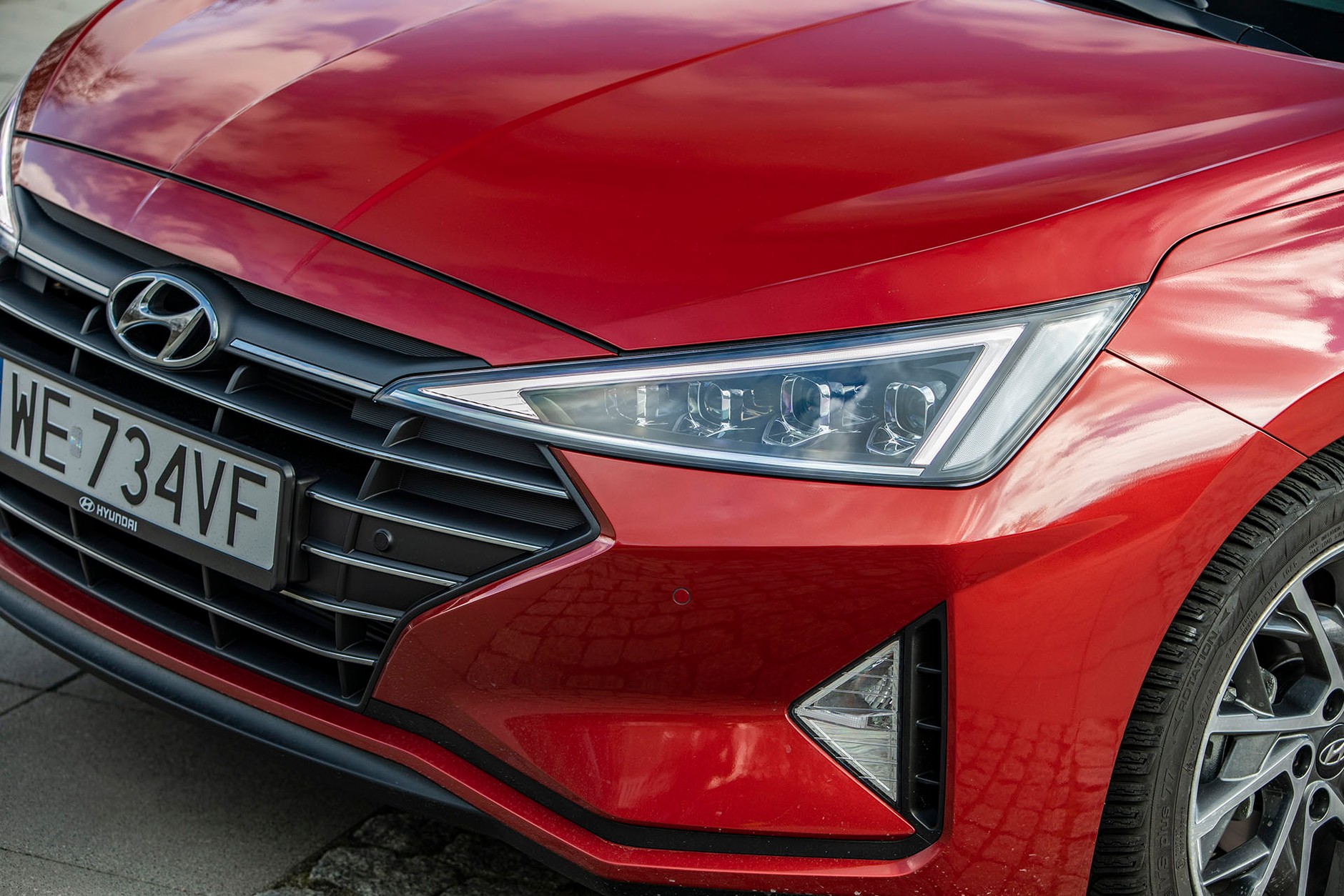 Hyundai Elantra 1.6 MPI 6AT - sedan w stylu azjatyckim