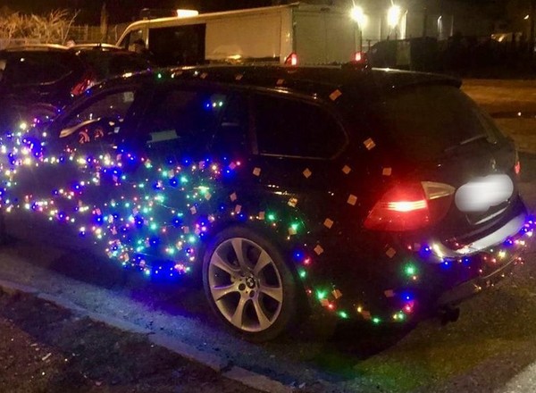 "Kiedy świąteczny klimat wejdzie za mocno". Policjanci zaskoczeni drogową choinką