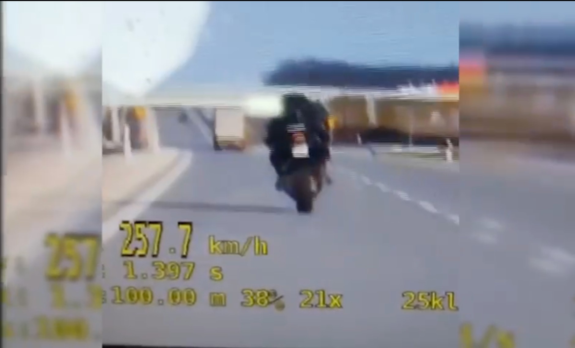 Motocyklista jechał ponad 250 km na godz.