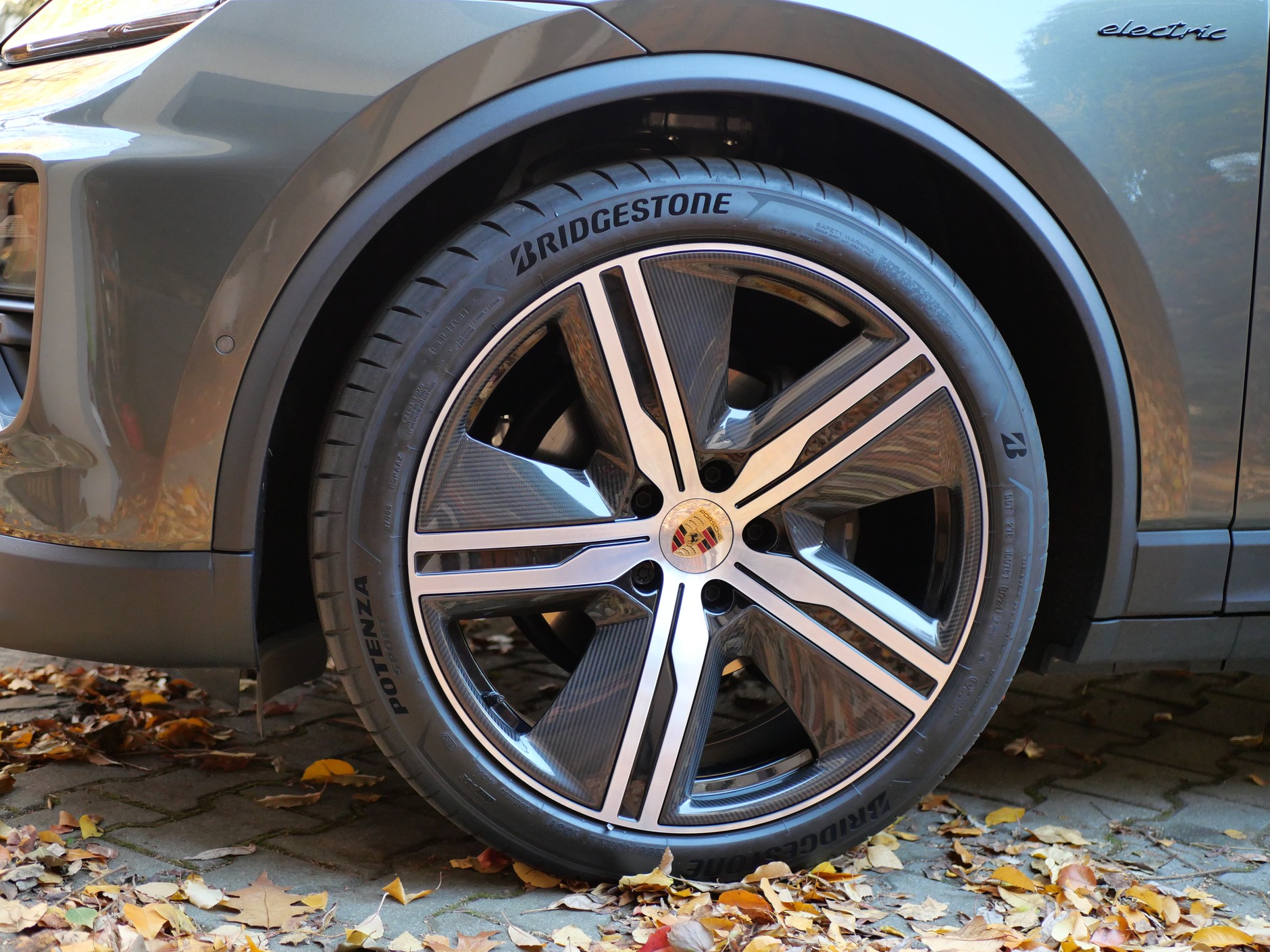 Porsche Macan 4 electric może mieć koła z obszernymi wstawkami z karbonu