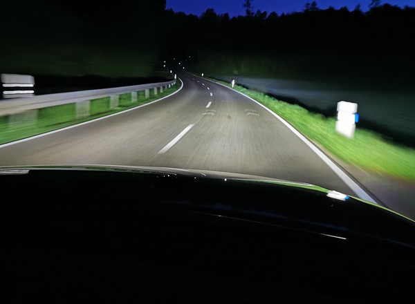 Sprawdziliśmy, jak działają światła LED Matrix w Audi A8. To już nie reflektory, a projektory