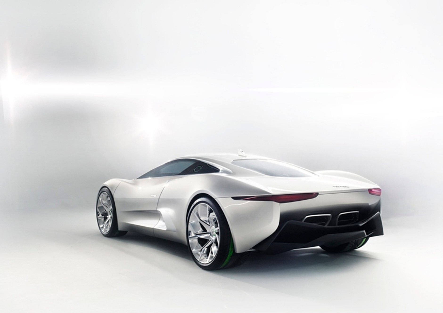 Jaguar C-X75 ma napęd turbinowy i do tego cztery inne silniki