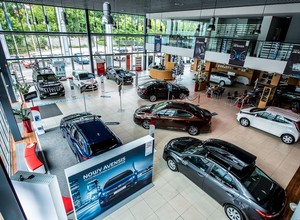 Jakie samochody kupują Polacy? Jest coraz więcej chętnych na marki premium [Raport]
