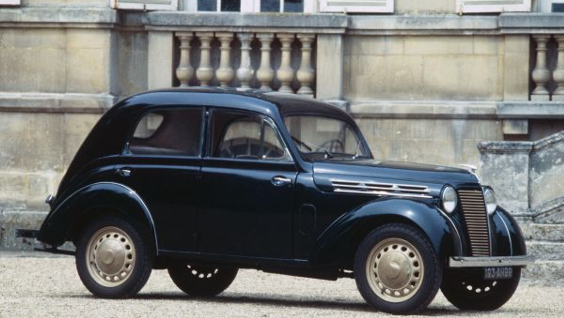 Renault Juvaquatre Berline 4-portes 1939 r.