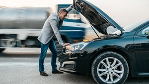 Samochód zepsuł ci się na drodze? Tych pięciu rzeczy absolutnie nie rób