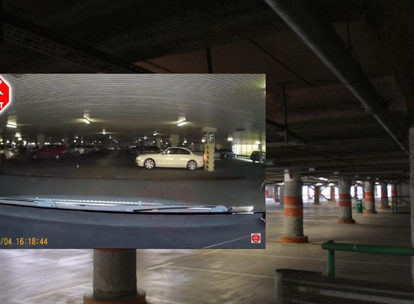 Podczas parkowaniu uderzył w słup. Huk było słychać na całym parkingu
