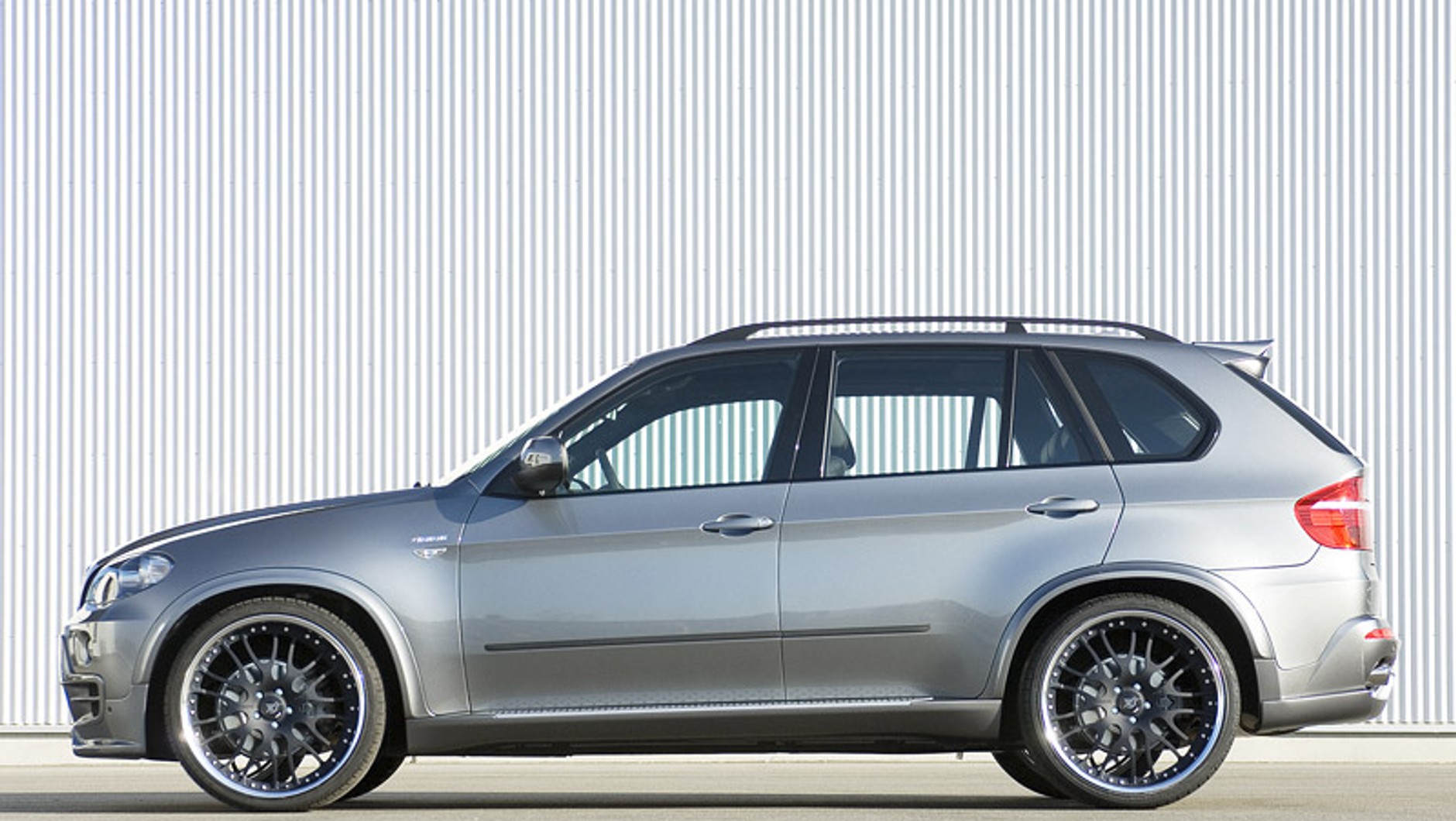 BMW X5 (E70) nie wygląda jak auto, które może być już pełnoletnie. Zawiść sąsiadów niewykluczona.