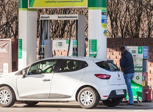Kolejne obniżki na stacjach paliw? W lutym kierowcy aż zaniemówią z wrażenia