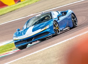 Ferrari SF90 Assetto Fiorano – bezkompromisowy sportowiec