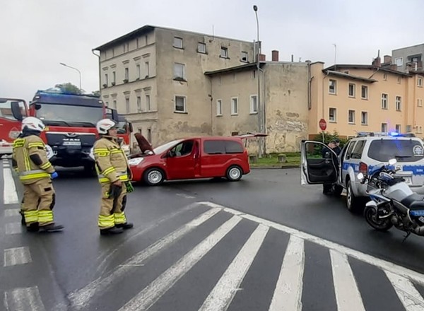 Kierowca zdążył krzyknąć. Nagle autobus zaczął się staczać