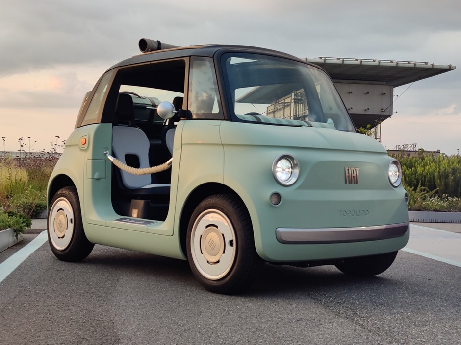 Fiat Topolino. Też bez drzwi, za to ze zwijanym dachem