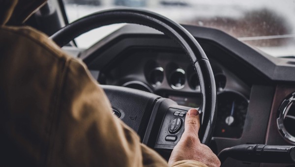 Kierowca prowadzący samochód