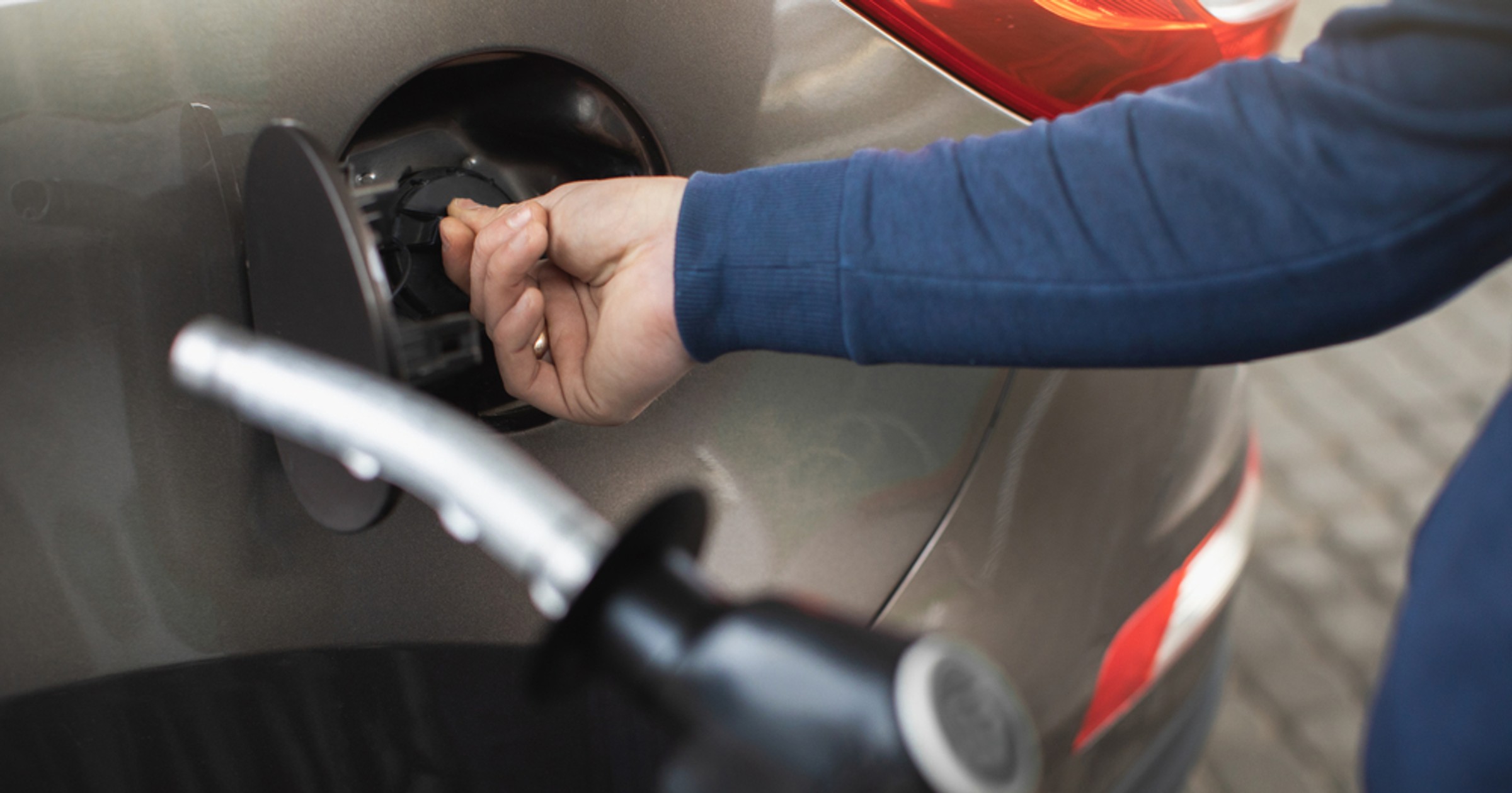 Choć tankowanie samo w sobie nie jest niebezpieczne, to fizyka powoduje, że każdy z nas, szczególnie zimą, narażony jest na pożar