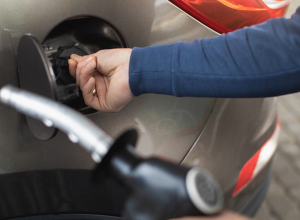 Zimą na stacjach dochodzi do zjawiska elektryczności statycznej. Przez to możemy wywołać pożar