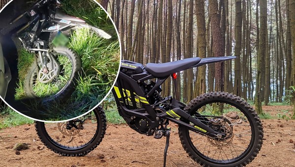 Policjanci zatrzymali u13-latka ciekającego na elektrycznym motocyklu.Miał podrobioną tablicę rejestracyjną 