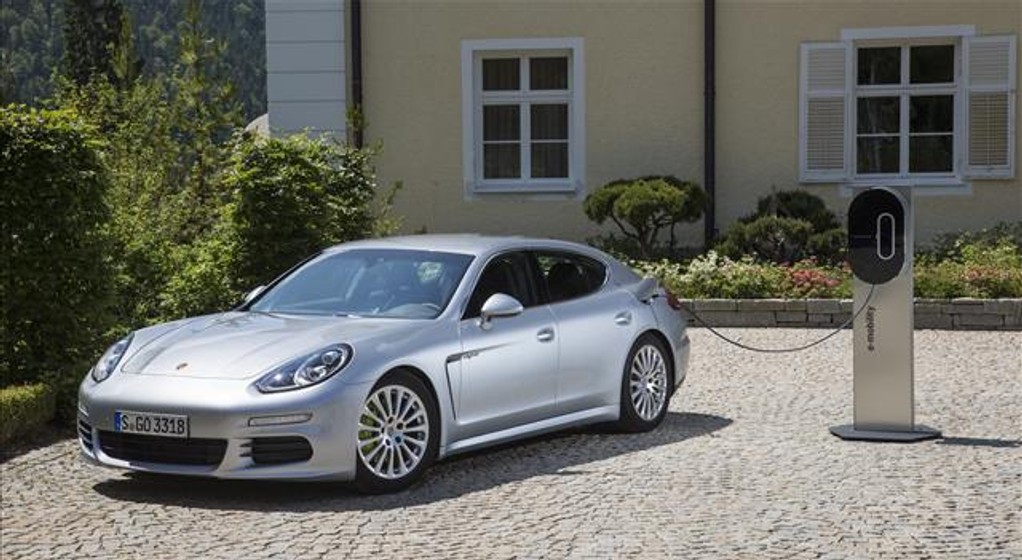 Porsche Panamera Hybrid - 33 km na prądzie
