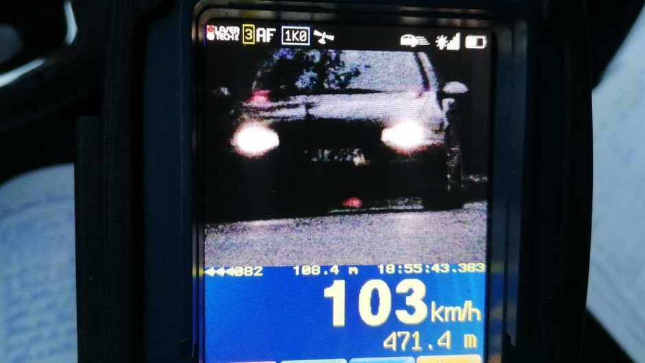 Obraz pochodzący z serwisu https://mazowiecka.policja.gov.pl/wci/aktualnosci/96626,W-obszarze-zabudowanym-z-predkoscia-ponad-100-kmh-Trzech-kierowcow-stracilo-praw.html