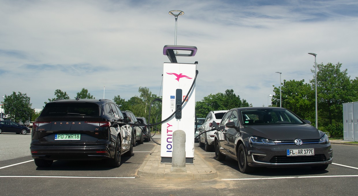 Naukowcy potwierdzają. Pasażerowie aut elektrycznych mogą cierpieć na chorobę lokomocyjną