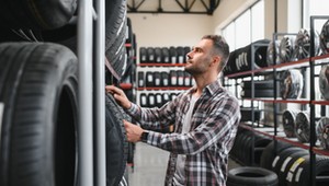 Polacy nie chcą już tanich aut i tanich opon? Zobacz, co teraz sprzedaje się najlepiej