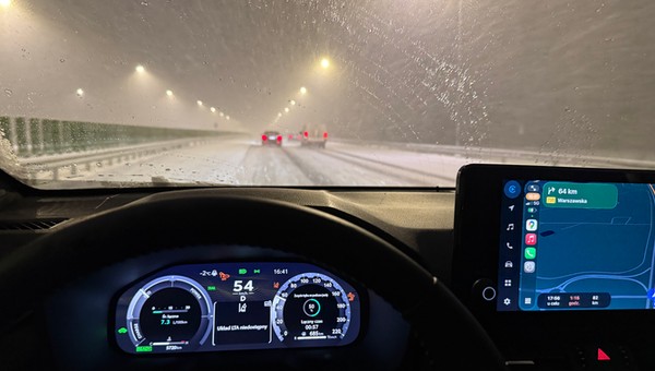 W zimowych warunkach większość systemów asystujących w nowych samochodach odmawia posłuszeństwa