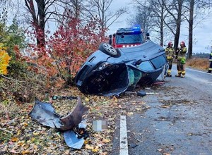 Policja pokazała, co 21-latek zrobił z Mazdą. Dachowanie w długi weekend