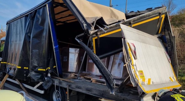 Nowe ciężarówki zniszczone podczas transportu. Laweta zahaczyła o inny pojazd
