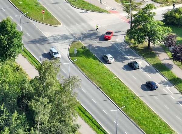 Policyjny dron nie przegapił nikogo. Namierzał jednego kierowcę za drugim